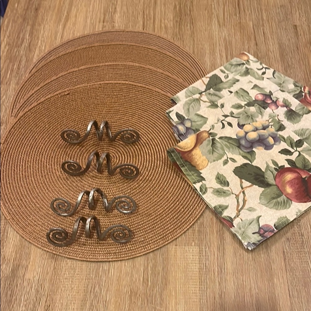 Placemats, Cloth Napkins & Napkin Rings